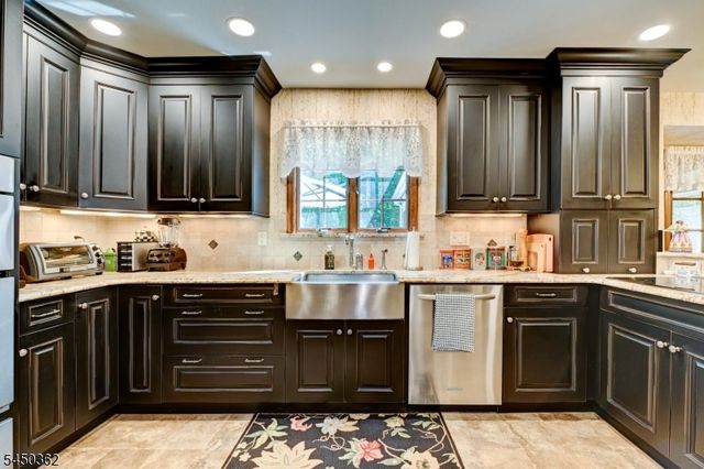 30 Cherry Tree Ln, Kinnelon Boro, NJ 07405