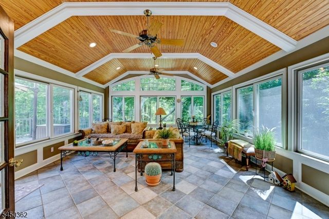 30 Cherry Tree Ln, Kinnelon Boro, NJ 07405
