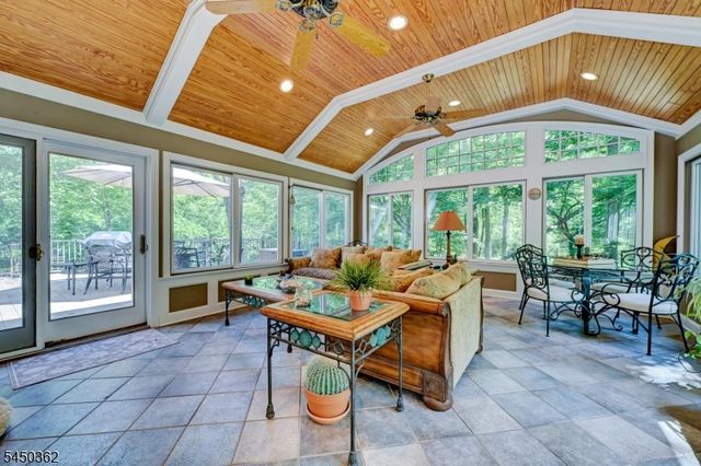 30 Cherry Tree Ln, Kinnelon Boro, NJ 07405