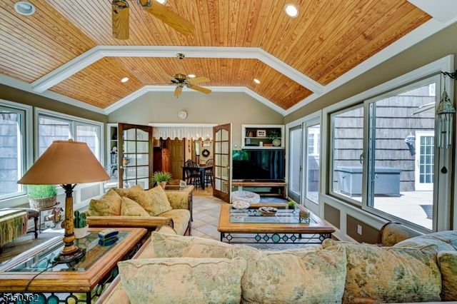 30 Cherry Tree Ln, Kinnelon Boro, NJ 07405