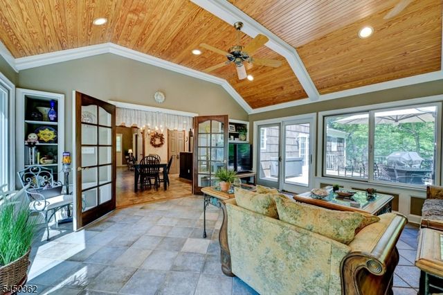 30 Cherry Tree Ln, Kinnelon Boro, NJ 07405