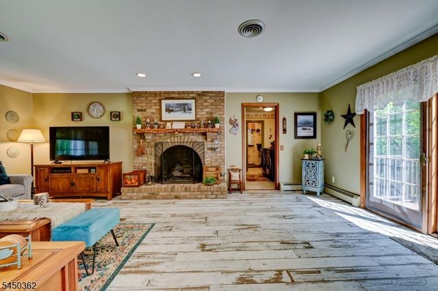 30 Cherry Tree Ln, Kinnelon Boro, NJ 07405