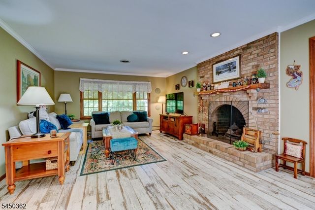 30 Cherry Tree Ln, Kinnelon Boro, NJ 07405