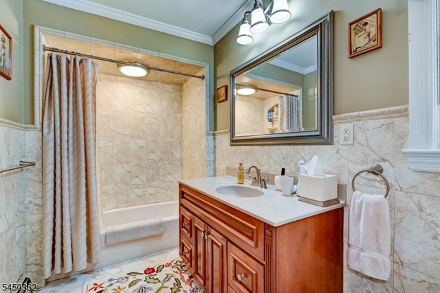 30 Cherry Tree Ln, Kinnelon Boro, NJ 07405