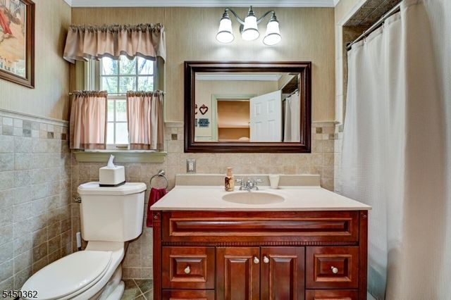 30 Cherry Tree Ln, Kinnelon Boro, NJ 07405