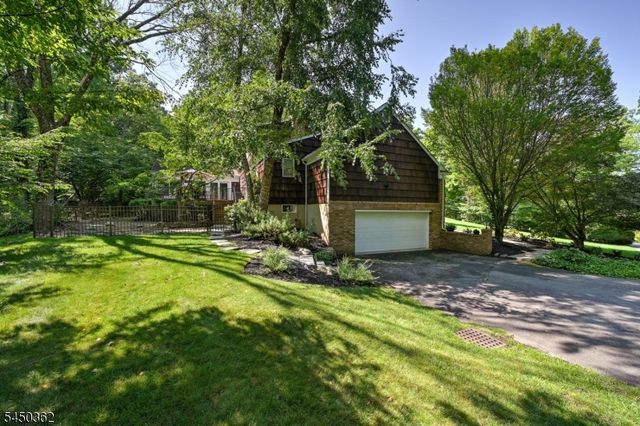 30 Cherry Tree Ln, Kinnelon Boro, NJ 07405