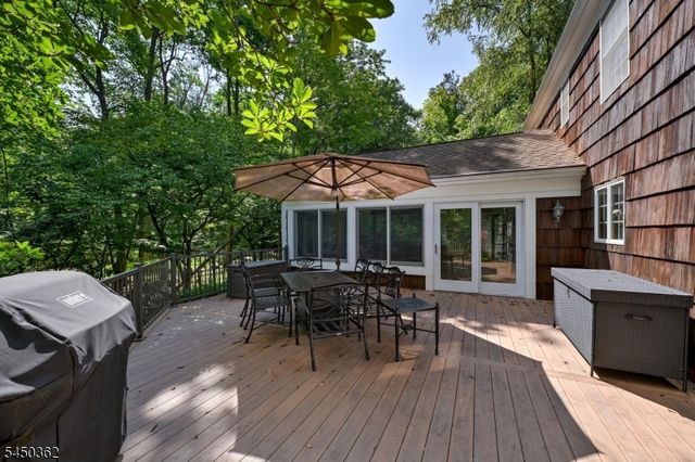 30 Cherry Tree Ln, Kinnelon Boro, NJ 07405