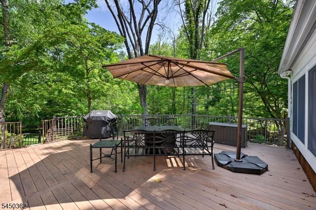 30 Cherry Tree Ln, Kinnelon Boro, NJ 07405