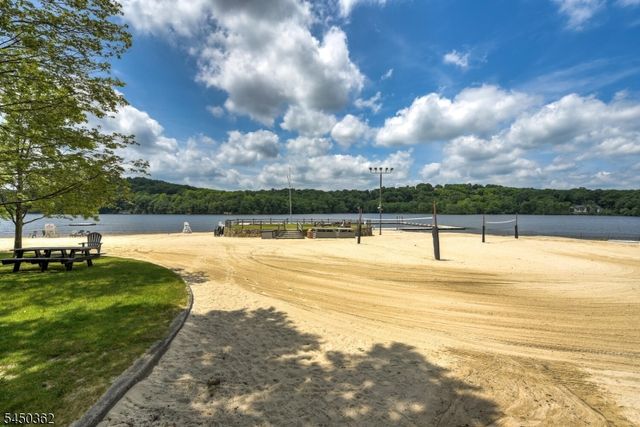30 Cherry Tree Ln, Kinnelon Boro, NJ 07405