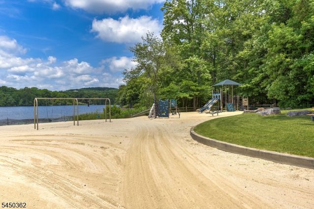 30 Cherry Tree Ln, Kinnelon Boro, NJ 07405