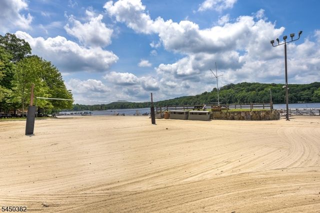 30 Cherry Tree Ln, Kinnelon Boro, NJ 07405