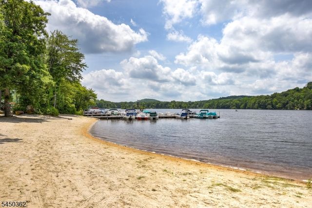 30 Cherry Tree Ln, Kinnelon Boro, NJ 07405