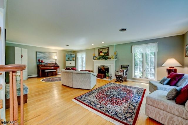 30 Cherry Tree Ln, Kinnelon Boro, NJ 07405