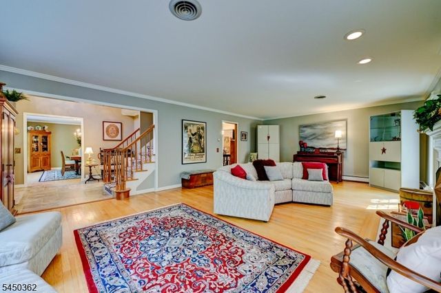 30 Cherry Tree Ln, Kinnelon Boro, NJ 07405