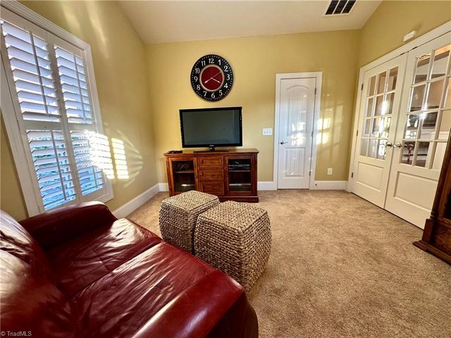 5563 Foxgate Circle, Winston-salem, NC 27106