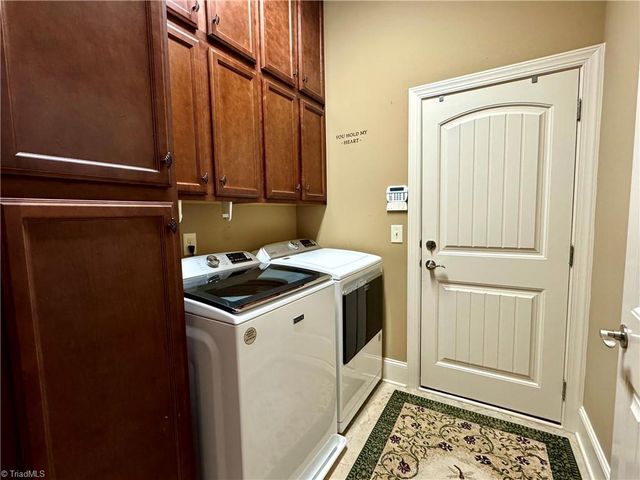 5563 Foxgate Circle, Winston-salem, NC 27106