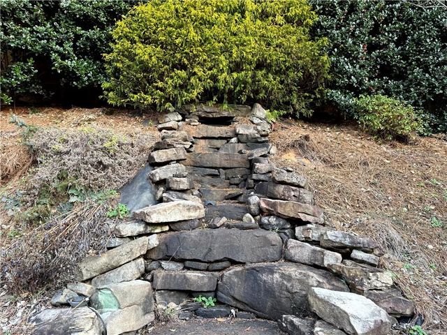 5563 Foxgate Circle, Winston-salem, NC 27106