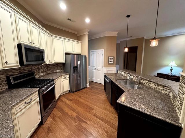 5563 Foxgate Circle, Winston-salem, NC 27106