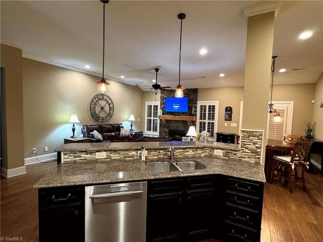 5563 Foxgate Circle, Winston-salem, NC 27106