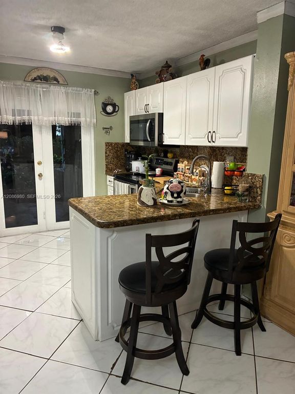 2403 W 76th Street 102, Hialeah, FL 33016
