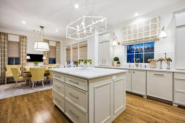 19 E Briar Hollow Lane, Houston, TX 77027
