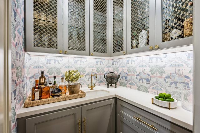 19 E Briar Hollow Lane, Houston, TX 77027