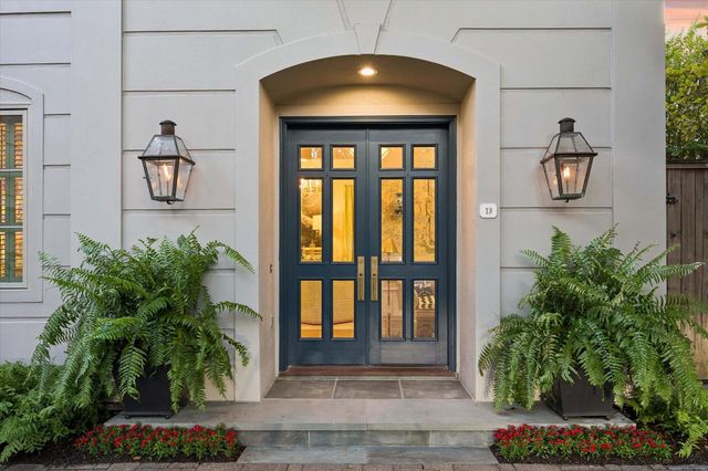 19 E Briar Hollow Lane, Houston, TX 77027