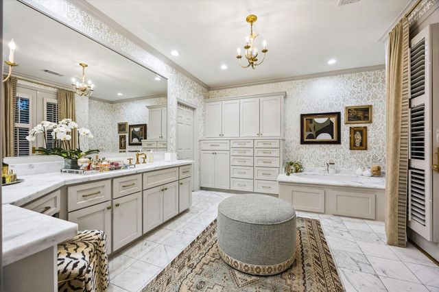 19 E Briar Hollow Lane, Houston, TX 77027