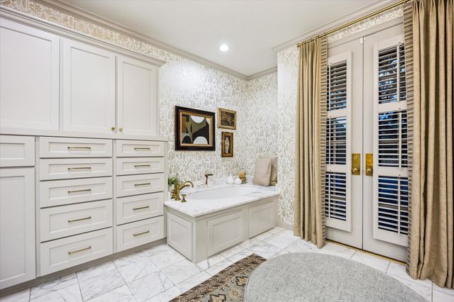 19 E Briar Hollow Lane, Houston, TX 77027