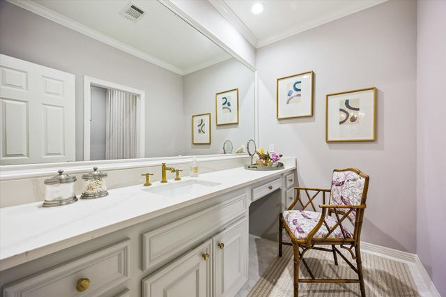 19 E Briar Hollow Lane, Houston, TX 77027