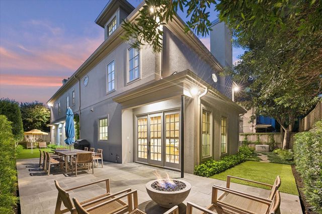19 E Briar Hollow Lane, Houston, TX 77027