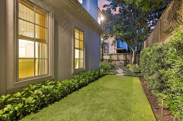 19 E Briar Hollow Lane, Houston, TX 77027