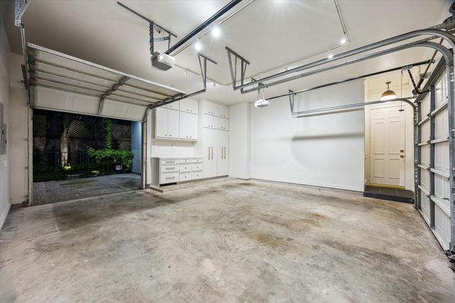 19 E Briar Hollow Lane, Houston, TX 77027