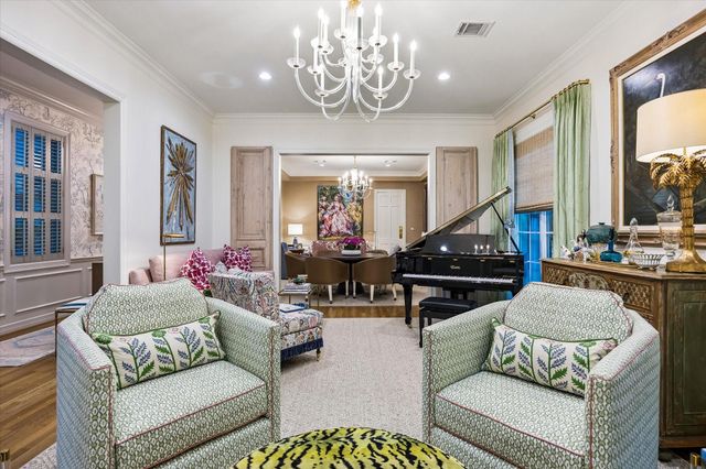 19 E Briar Hollow Lane, Houston, TX 77027