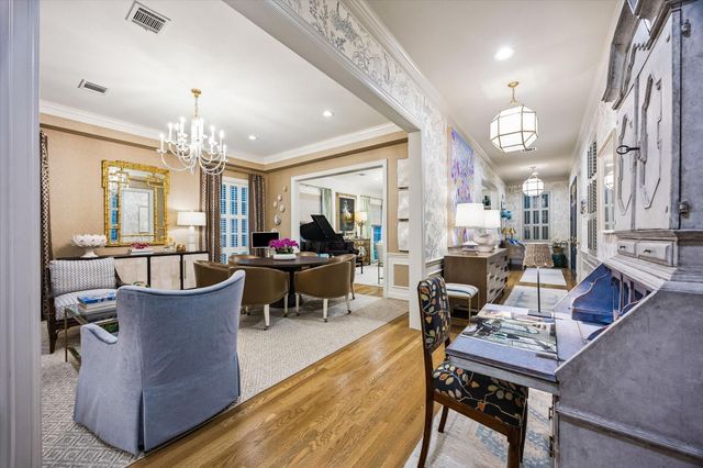 19 E Briar Hollow Lane, Houston, TX 77027