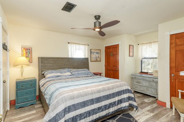 4702 Bayou Lane, Hitchcock, TX 77563