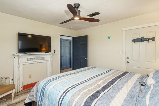 4702 Bayou Lane, Hitchcock, TX 77563