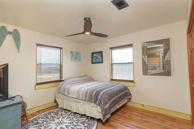 4702 Bayou Lane, Hitchcock, TX 77563