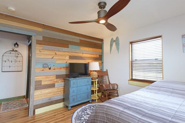 4702 Bayou Lane, Hitchcock, TX 77563