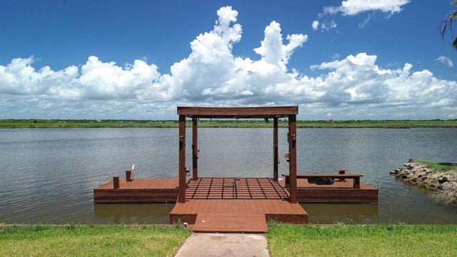 4702 Bayou Lane, Hitchcock, TX 77563