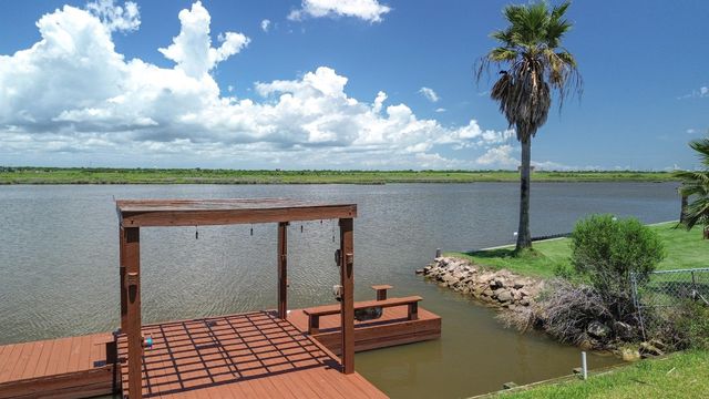4702 Bayou Lane, Hitchcock, TX 77563