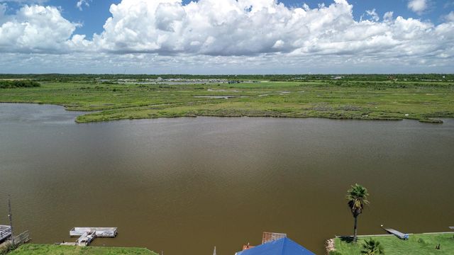 4702 Bayou Lane, Hitchcock, TX 77563