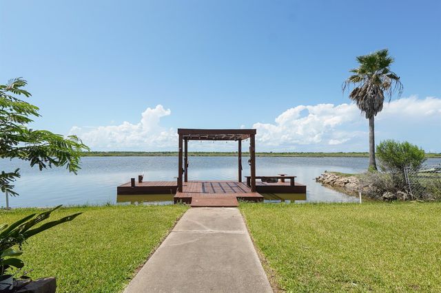 4702 Bayou Lane, Hitchcock, TX 77563