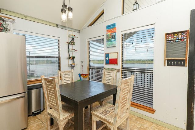 4702 Bayou Lane, Hitchcock, TX 77563