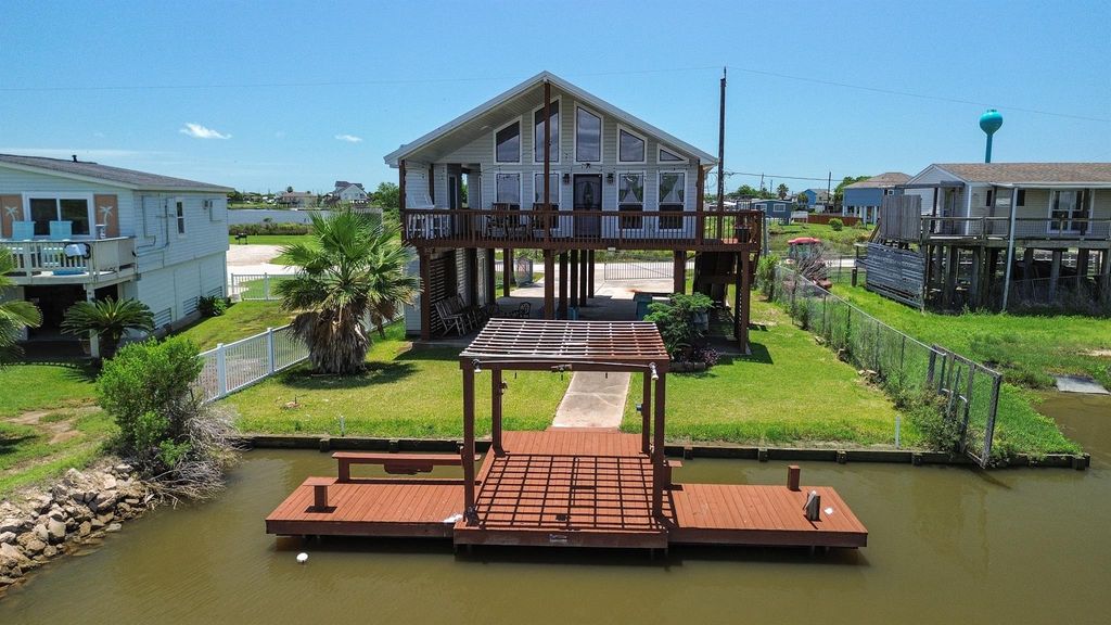 4702 Bayou Lane, Hitchcock, TX 77563