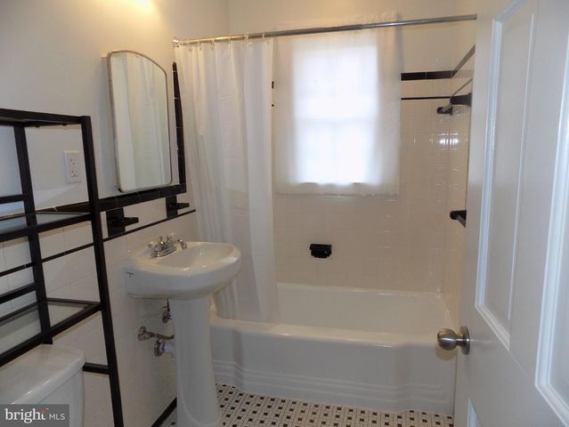 138 S ABINGDON ST, Arlington, VA 22204