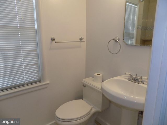 138 S ABINGDON ST, Arlington, VA 22204