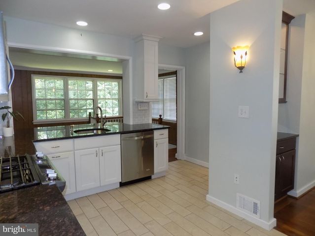 138 S ABINGDON ST, Arlington, VA 22204