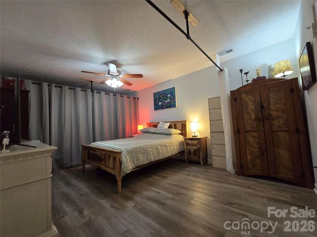 142 N Main Street, Waynesville, NC 28786