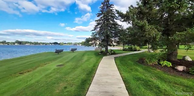 3416 Loon Lake Court, Waterford Charter Township, MI 48329